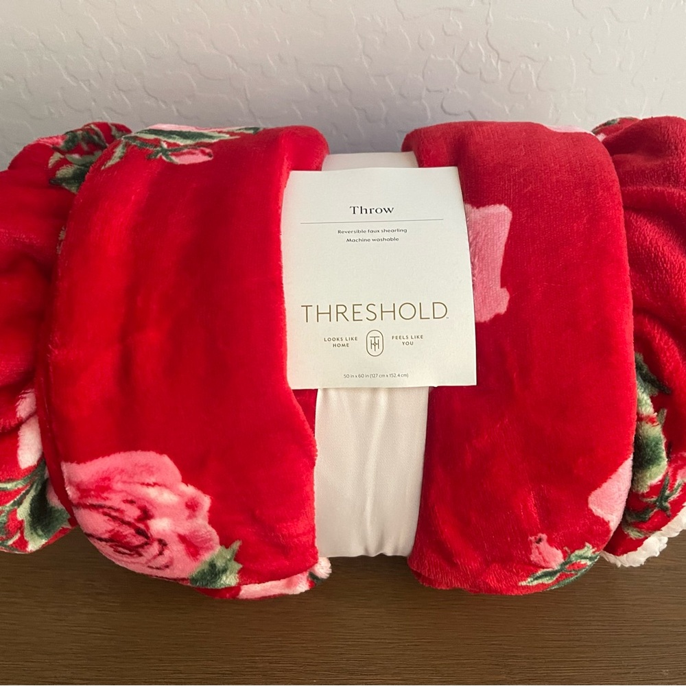 Rose Printed Plush Throw w/Faux Shearling Reverse & Ruffled Trim Red - Threshold - Picture 6 of 9